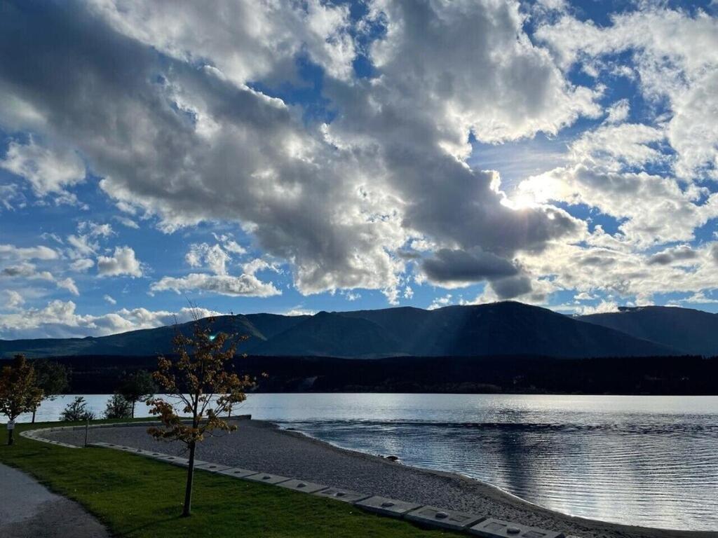 Akiskinook At Windermere Lake - Private Beach Access - New Pool And Hot Tub Now Open! Invermere Esterno foto