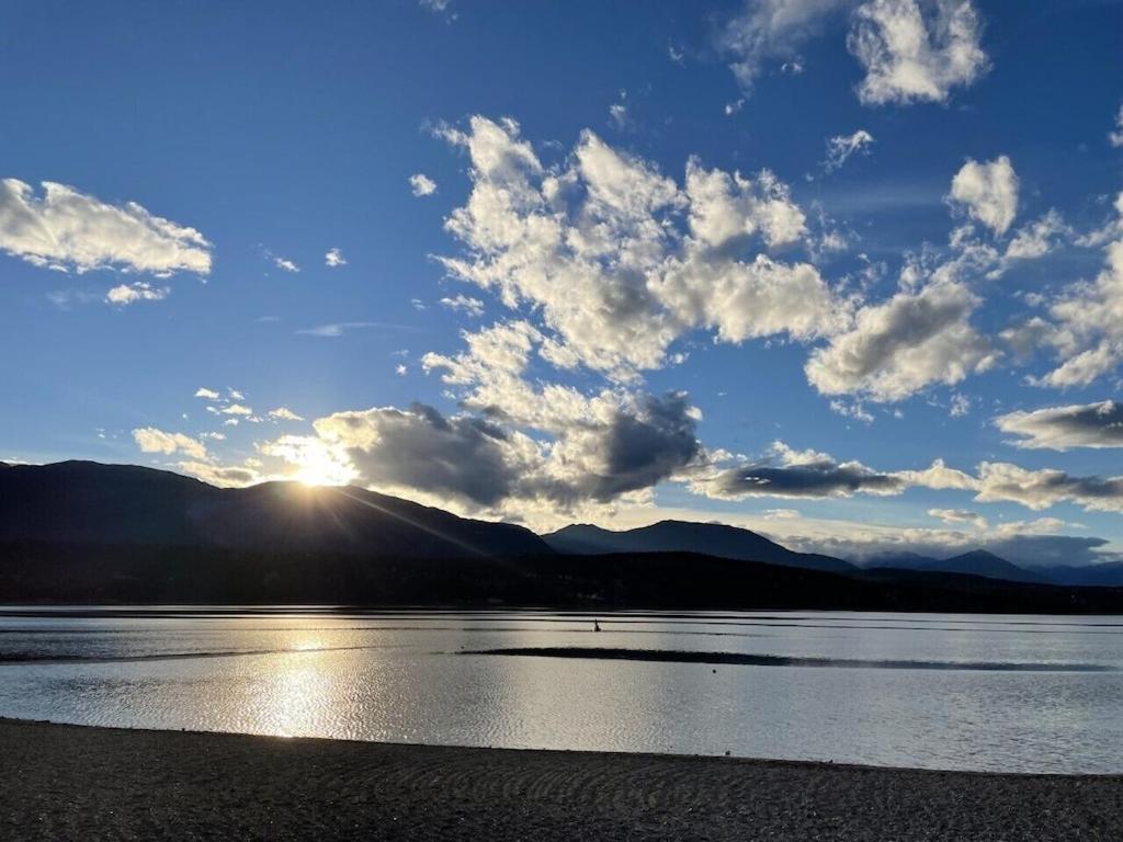 Akiskinook At Windermere Lake - Private Beach Access - New Pool And Hot Tub Now Open! Invermere Esterno foto